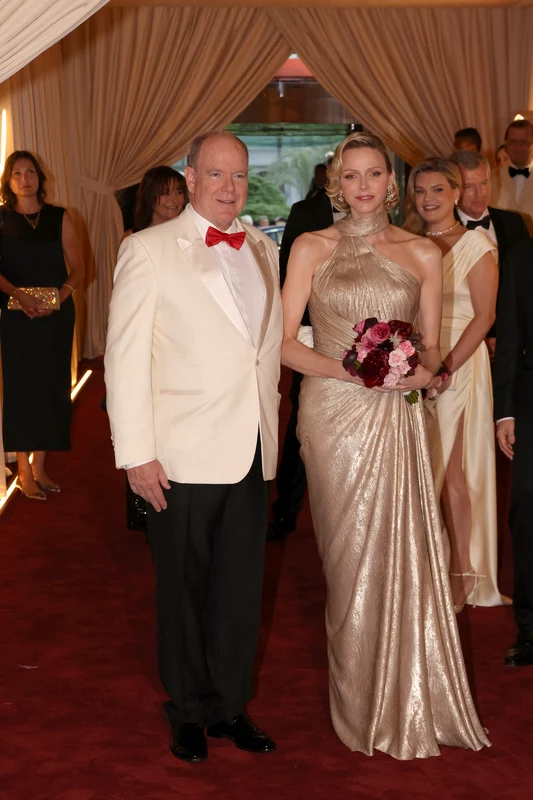 Prințesa Charlene și Prințul Albert de Monaco la Balul Crucii Roșii. FOTO: Profimedia