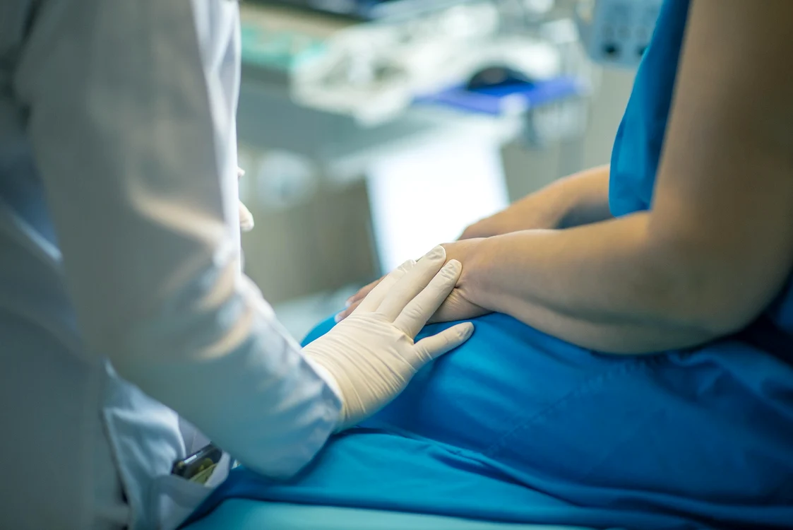 O femeie care avea dureri la mână a făcut un RMN în urma căruia s-a ales cu arsuri. Foto: Click