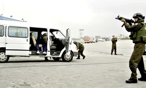 Ofiţerii SRI au percheziţionat  la sol aeronava Wizz Air jpeg