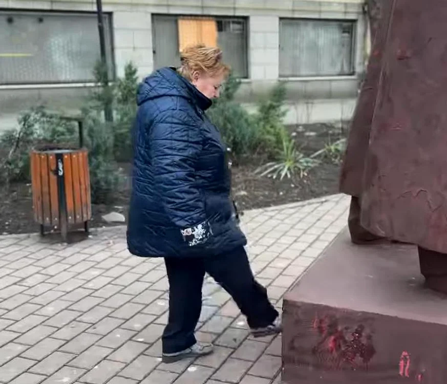Femeia care s-a răzbunat pe statuie va fi cercetată de poliție FOTO: Captură video
