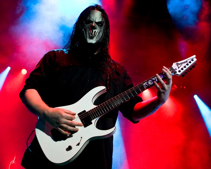 
    Inspiraţi de trupa Kiss, membrii grupului Slipknot poartă în public măşti şi salopetefoto: pixshark.com  