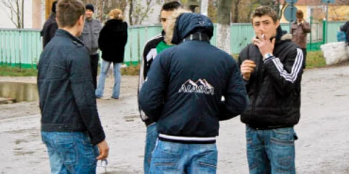 Locuitorii din apropierea liceelor se plâng că elevii fumează şi lasă mizerie