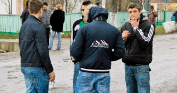 Locuitorii din apropierea liceelor se plâng că elevii fumează şi lasă mizerie