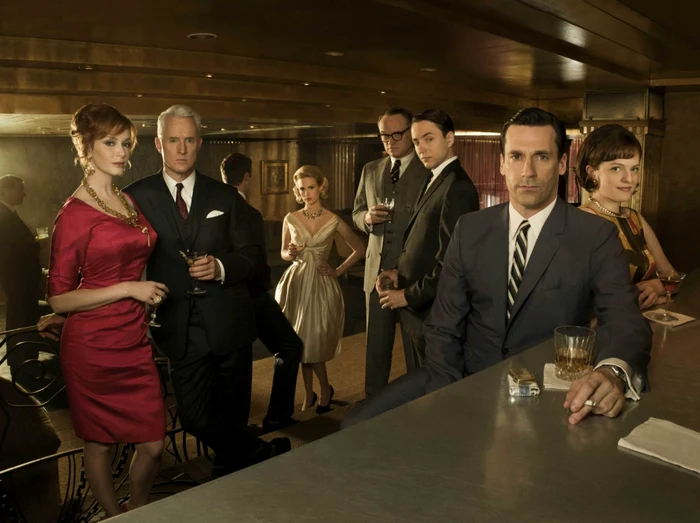 „Mad Men“ îi are în rolurile principale pe Jon Hamm (Don Draper), Elisabeth Moss (Peggy Olson), Vincent Kartheiser (Pete Campbell), John Slattery (Roger Sterling), Christina Hendricks (Joan Harris) şi January Jones (Betty Draper)