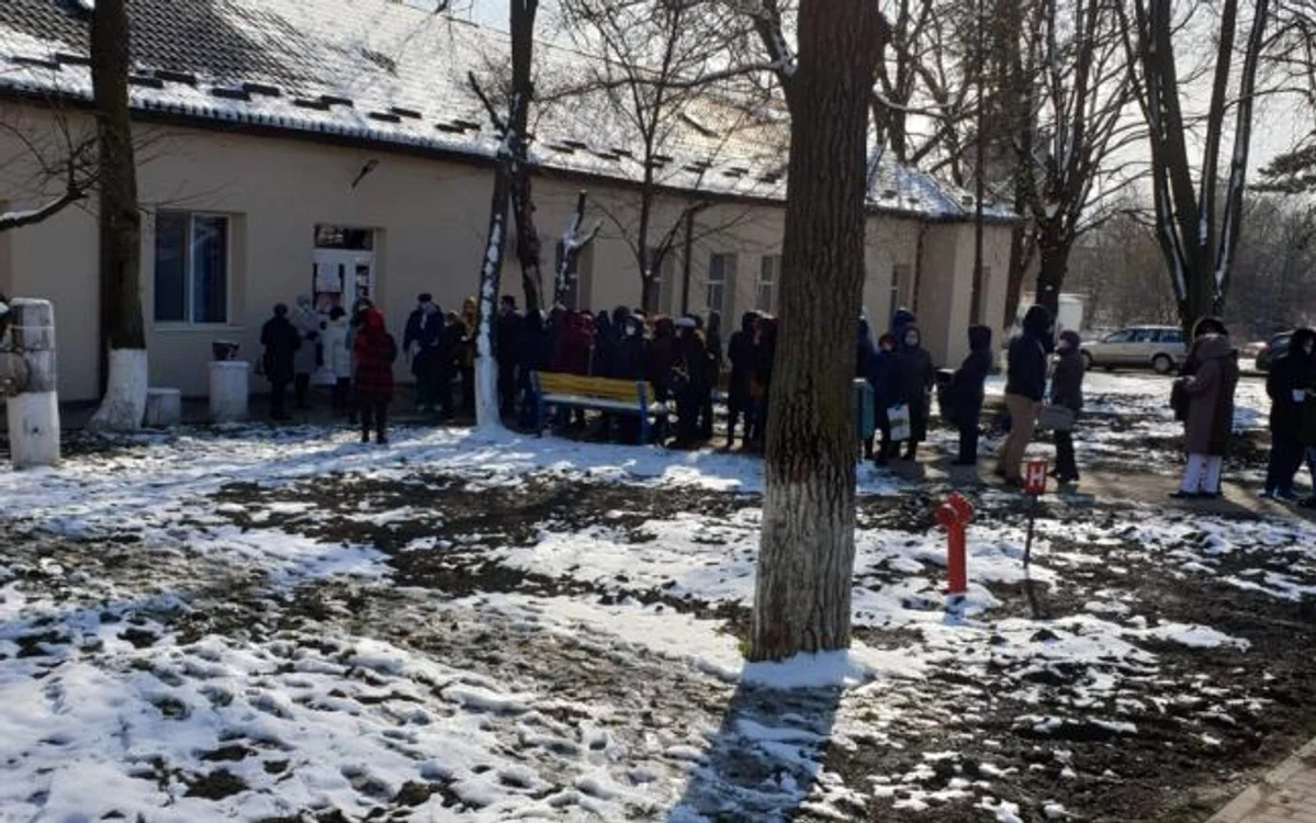 Angajaţii Spitalului Judeţean Suceava stau la coadă pentru testare FOTO: Oana Şlemco