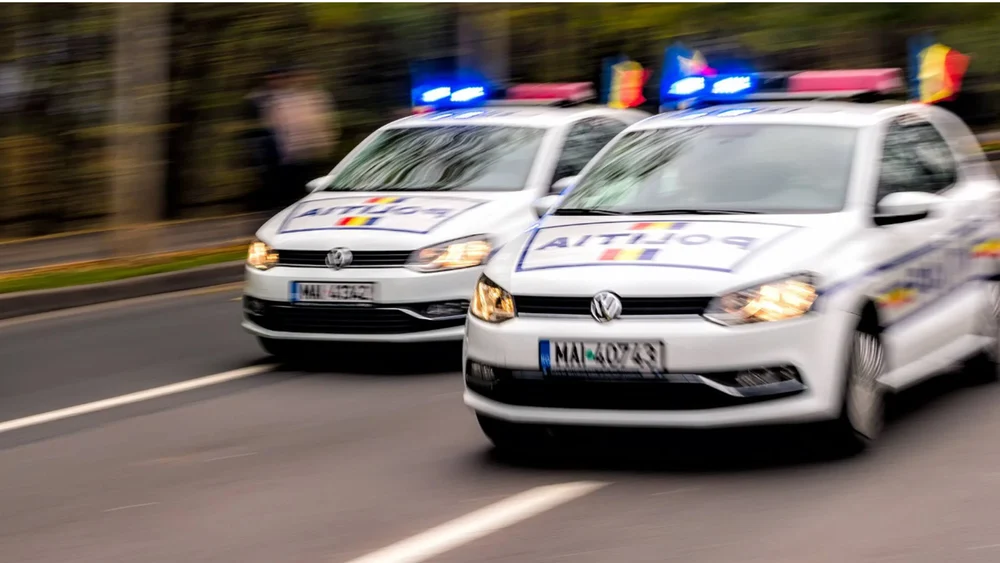 Un bărbat a murit după ce s-a aruncat de la etaj, în timp ce salvatorii încercau să comunice cu el