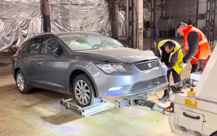 Maşinile ucrainenilor sunt reparate de voluntarii unui service auto din Cluj FOTO Facebook/Mihai Zgardan.Restaurat în România