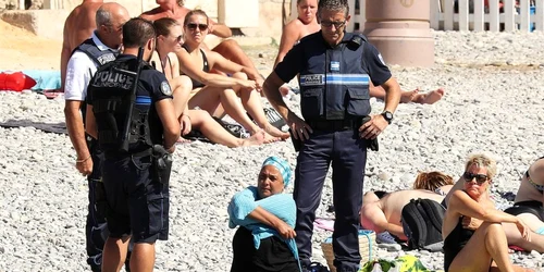 Femeie dezbracata din burkini la Nisa FOTO Vantagenews.com