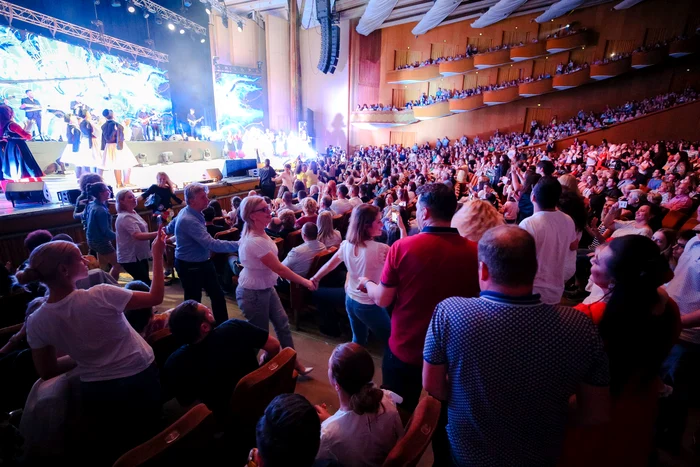 21 elena gheorghe fiica sa sala palatului concert muzica armaneasca 21 jpg jpeg