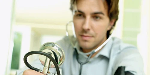 Se recomandă ca tensiunea să se măsoare de două ori, la un interval scurt, luându-se în considerare valoarea cea mai mică