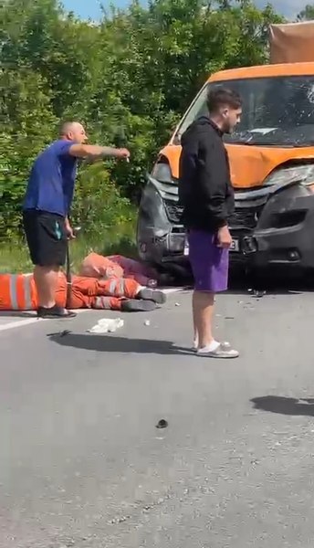 Accident mortal pe un drum în lucru. Angajată de la Drumuri Naționale, omorâtă pe loc. Alt muncitor, dus la spital VIDEO