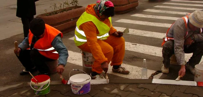 Bordurile şi semnele de circulaţie au fost vopsite cu roşu şi alb chiar în ziua de mărţişor 