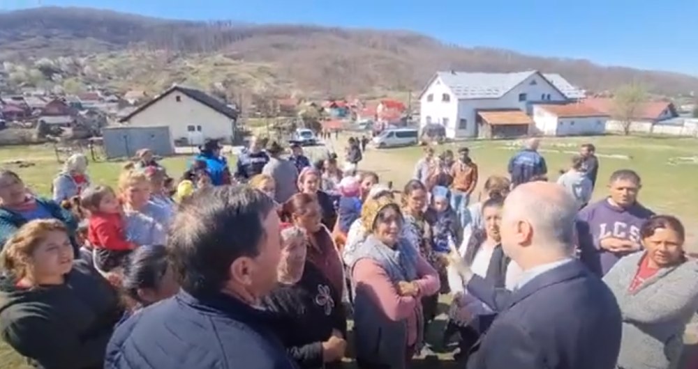 După ce un politician local le-a promis pământuri gratuit, oamenii dintr-un sat din Argeş au început să-şi împartă terenurile VIDEO