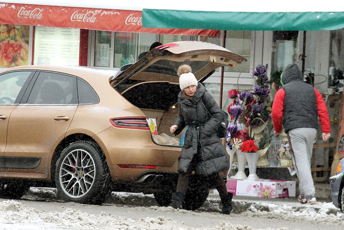 
    Mioriţa s-a asigurat că produsele au fost aşezate cu grijă în portbagajFoto: Blitz  