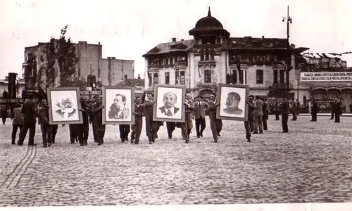 Manifestatia de 1 mai 1945  Piata Victoriei jpg