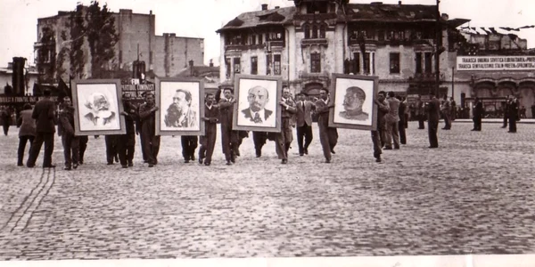 Manifestatia de 1 mai 1945  Piata Victoriei jpg