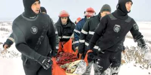 Felix Preda (foto stânga), în timpul intervenţiei de la 20 decembrie 2009, când a salvat un om de pe Lacul Morii 