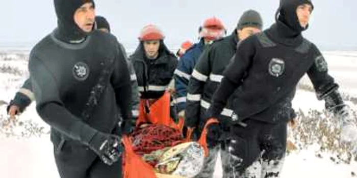 Felix Preda (foto stânga), în timpul intervenţiei de la 20 decembrie 2009, când a salvat un om de pe Lacul Morii 