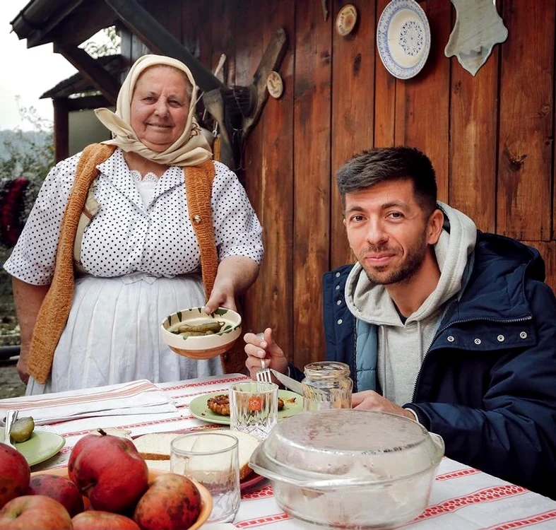 Mircea Bravo și bunica, un cuplu simpatic. FOTO: Arhiva pesonală 