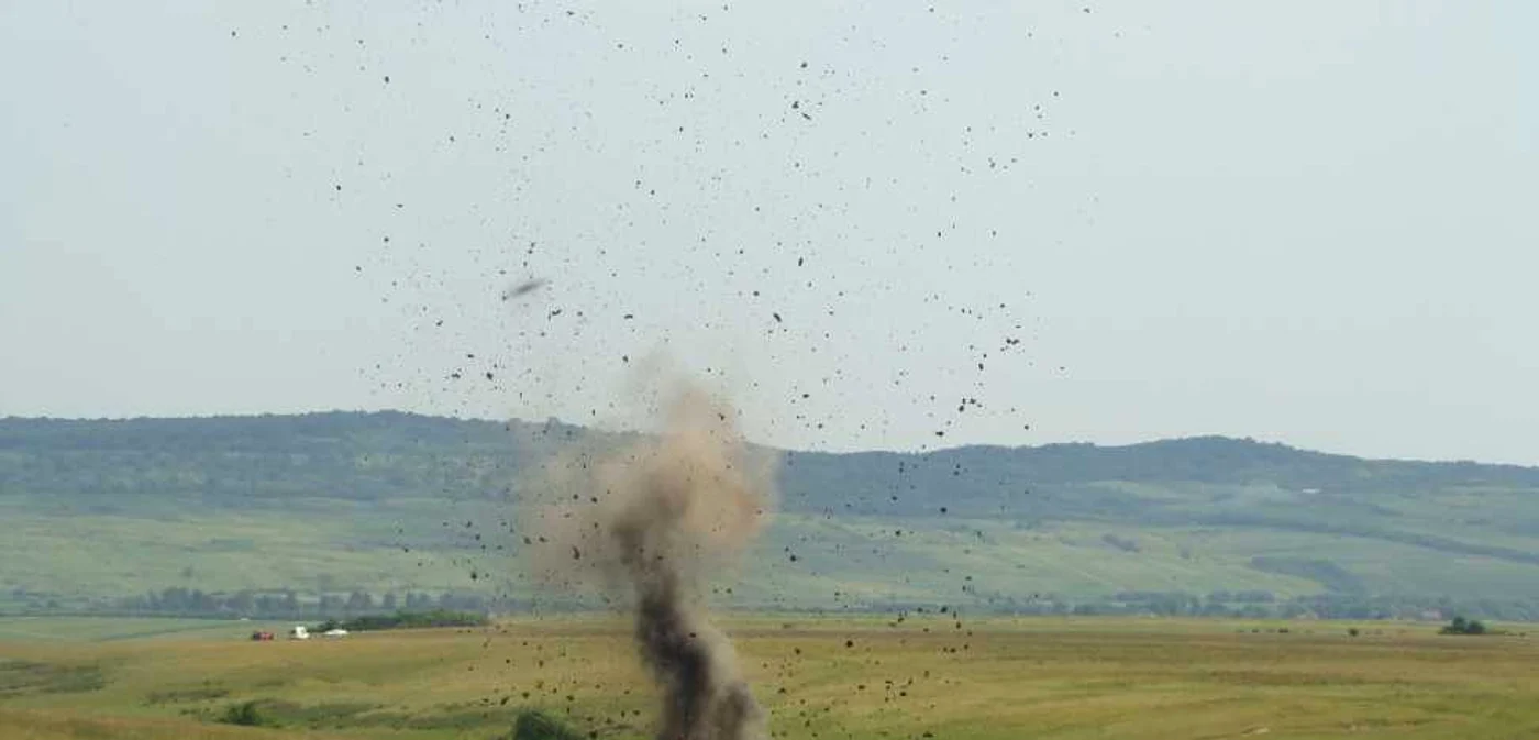 În urma exploziei a rămas un crater de câţiva metri