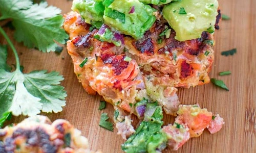 burgeri de somon cu salsa de avocado jpeg