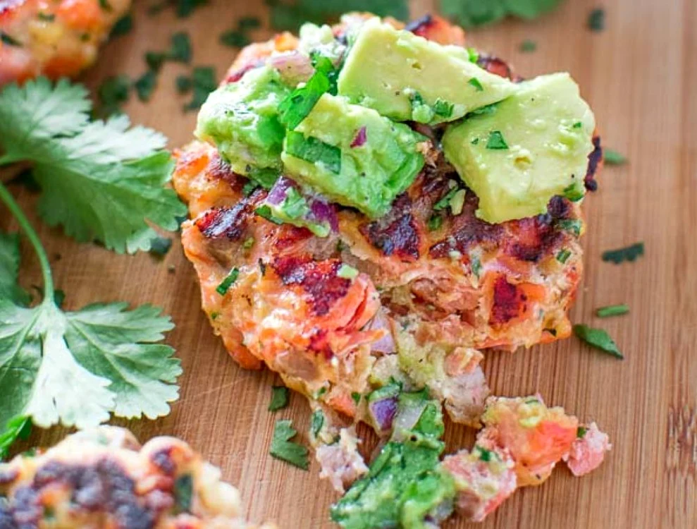 burgeri de somon cu salsa de avocado jpeg