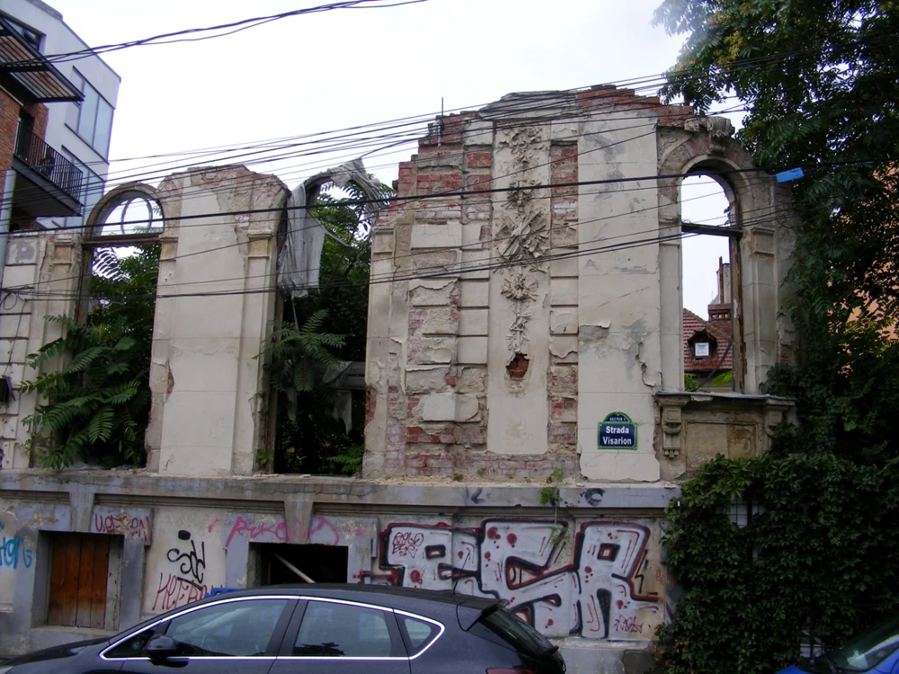 Casa din Visarion, peste drum de Casa Lipatti, este paradigmatică pentru situaţia actuală a patrimoniului construit din Bucure;ti            FOTO: Doinel Tronaru