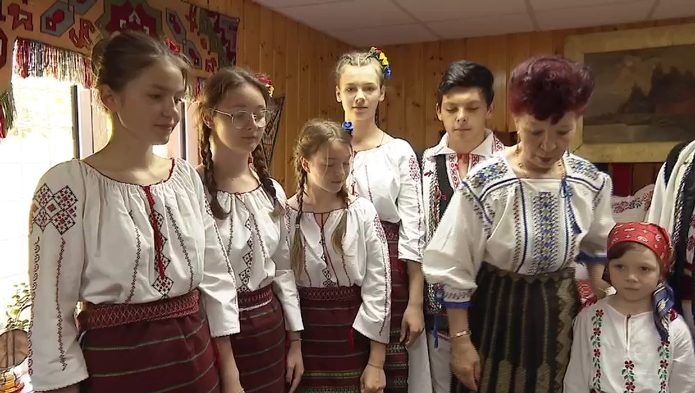Ritual spectaculos în sate din Moldova: păpușa din lut purtată prin sat într-un sicriu și dusă la o apă curgătoare VIDEO