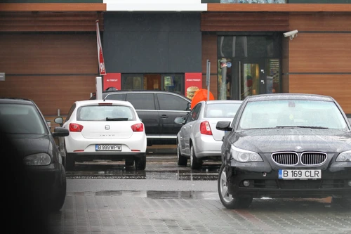 Victor şi-a comandat ceva de mâncare după care a plecat spre parcarea unui supermarket