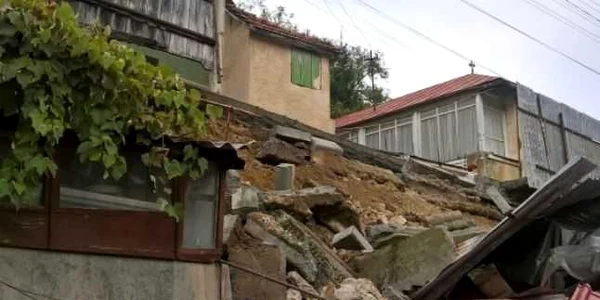 O parte din zid s-a părbuşit peste o casă