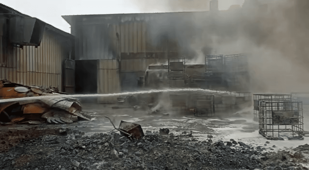 Incendiu la o topitorie din Slatina. 20 de pompieri au intervenit pentru stingerea focului VIDEO 