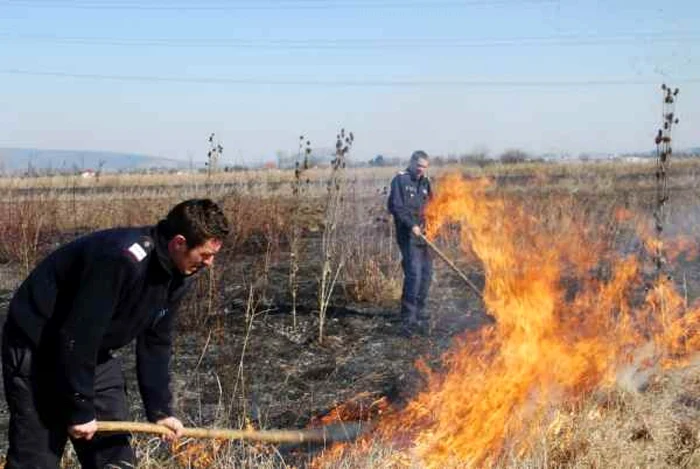 Victima a murit chiar în timp ce-şi incendia propriul teren pentru "igienizare"... (FOTO: Adevărul)