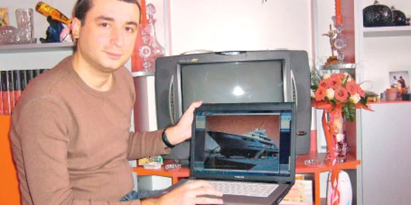 Ionuţ Husar şi-a amenajat un birou în apartamentul său din Alba-Iulia 