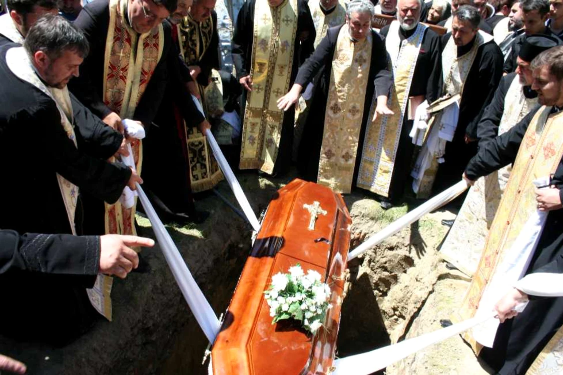 Familia persoanei decedate urmează o serie de ritualuri pentru  trecerea într-o altă lume