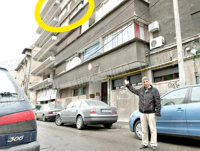 Localul se află la etajul patru într-un imobil vechi din centrul Capitalei