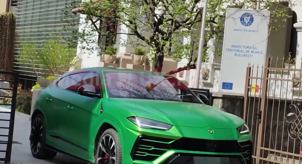 Noul șef al ITM București, surprins că vine la serviciu cu un Lamborghini de 300.000 de euro. Bolidul nu apare în declarația de avere