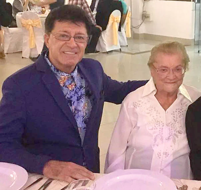 Gabriel e ţinut sub papuc de  mama lui în vârstă de 82 de ani