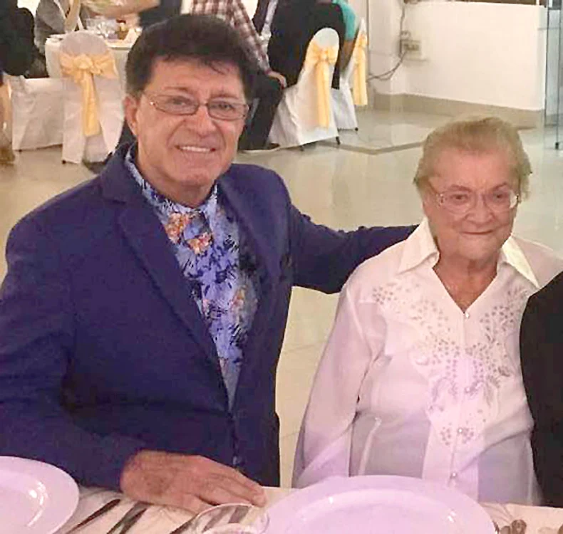 Gabriel e ţinut sub papuc de  mama lui în vârstă de 82 de ani