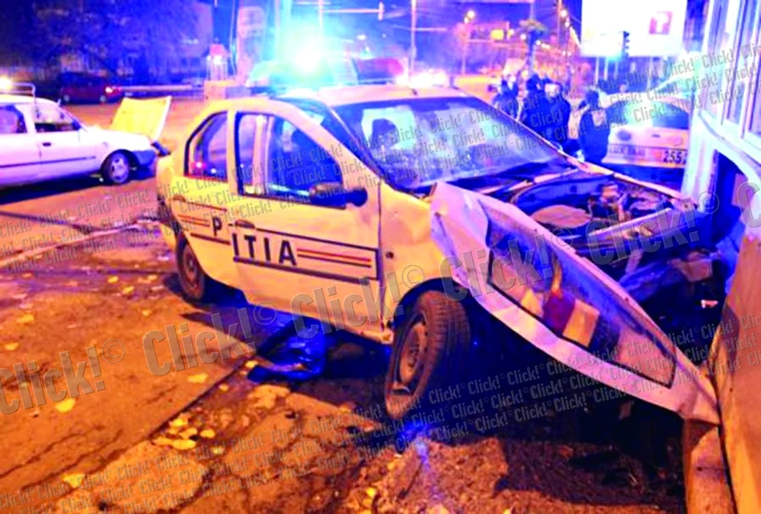 
    Poliţistul s-a izbit cu  maşina de un alt  autoturism, apoi  a ricoşat într-un  magazin de pe  marginea drumului  