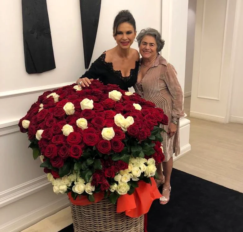 
    Ramona Bădescu, alături de părinţi, fratele Călin şi nepoata DalinaFoto: arhivă personală  