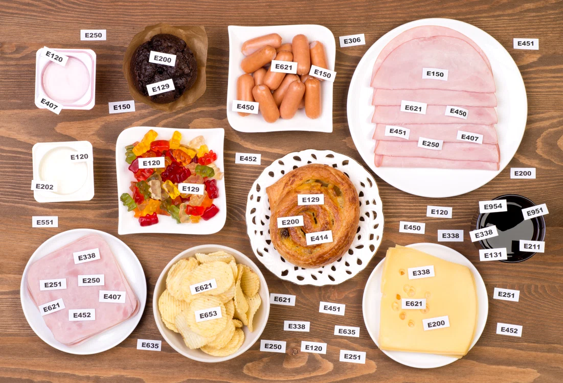 
    Alimentele supraprocesate pot conţine până la 16 E-uri într-un singur produs @shutterstockclickpentrufemei.ro  