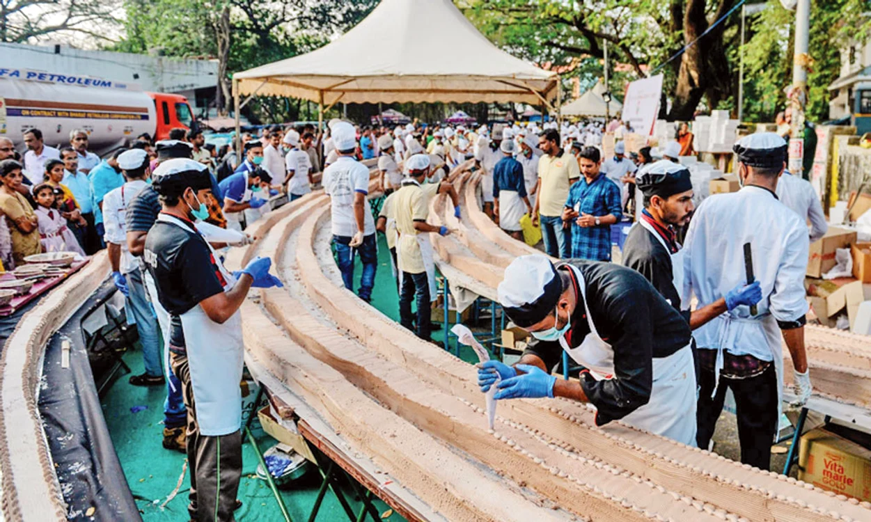 
    1.500 de bucătari şi  patiseri au muncit non-stop  pentru un desert de 27.000 kg  