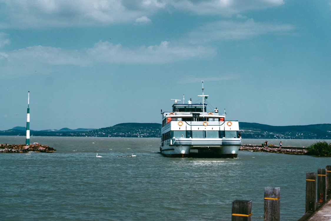 Lacul Balaton atrage anual o mulțime de turiști din România. FOTO Unsplash
