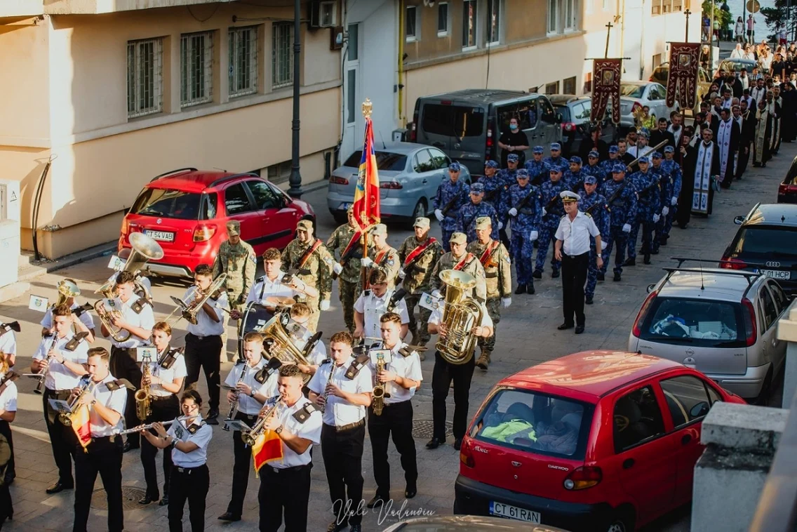 Procesiune religioasă cu fanfară pe străzile Constanţei