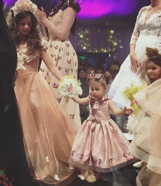 Maia a purtat o rochiţă de prinţesă cu fluturaşi