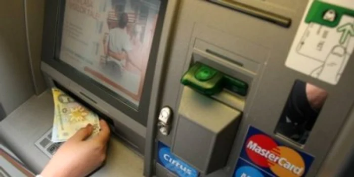 
    Bancomatul va afişa comisionul perceput pentru tranzacţia efectuatăFoto Click!  