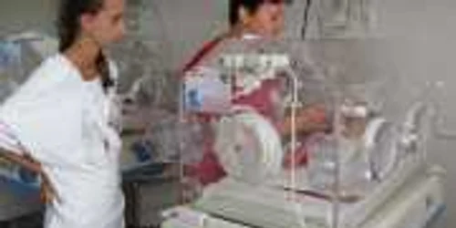 Alina Damian (15 ani) învaţă să-şi hrănească copilul foto: M.S.