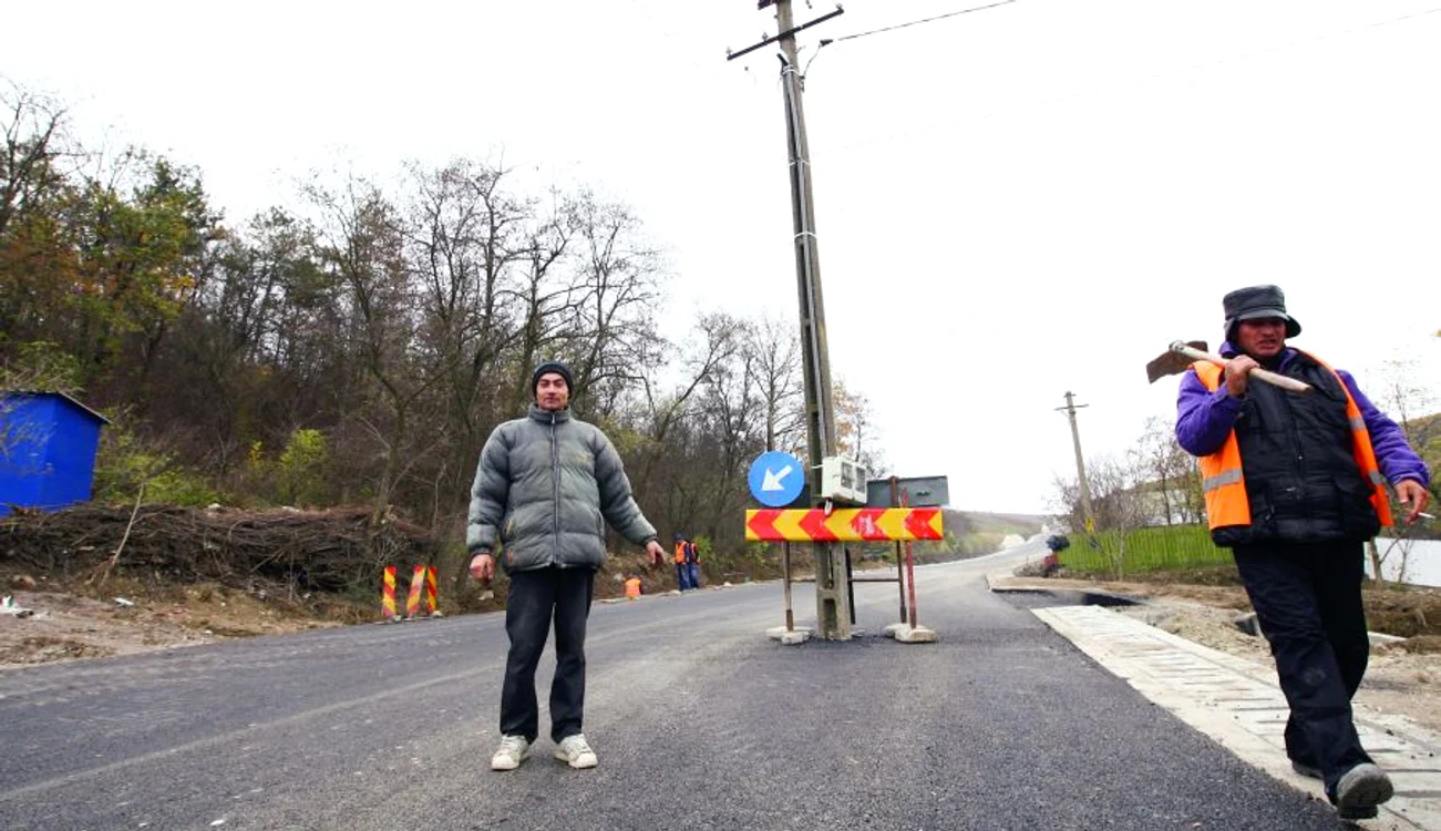 
    Ilie Magureanu, localnic din Uricani, a venit să vadă  «minunea» de pe Centura Iaşiului  