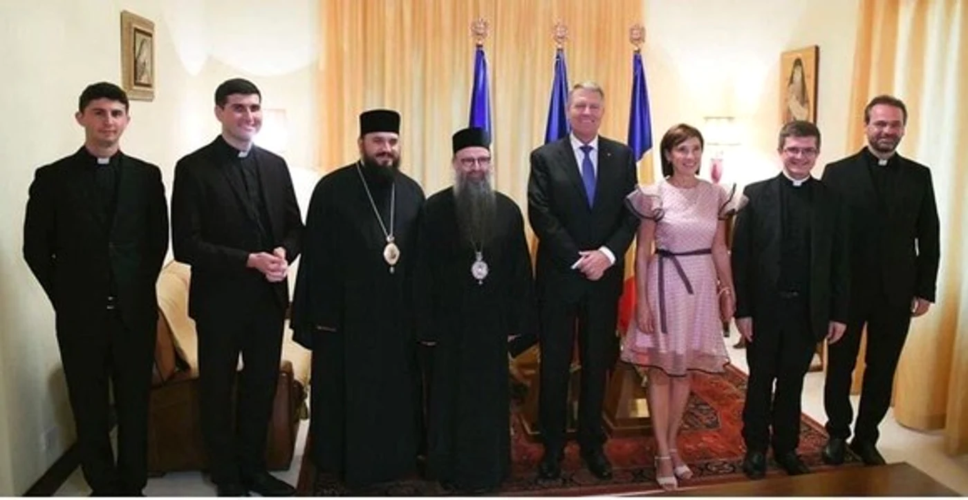 Ținuta purtată de Carmen Iohannis în cadrul vizitei de la Episcopia Română din Italia