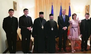 Ținuta purtată de Carmen Iohannis în cadrul vizitei de la Episcopia Română din Italia jpeg